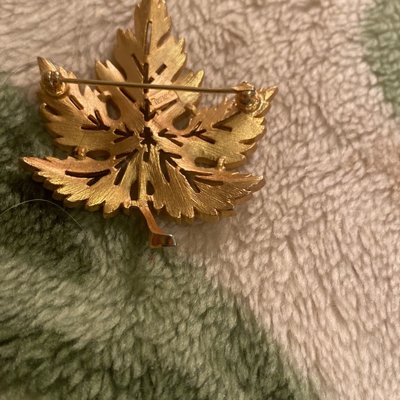 Gold tone Trifari brooch (AZ) - Picture 3 of 4